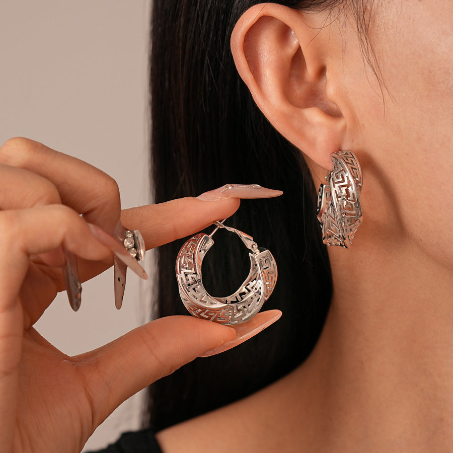 Exaggerated Twisted Round Geometric Women's Hollow Stud Earrings High-grade Earrings